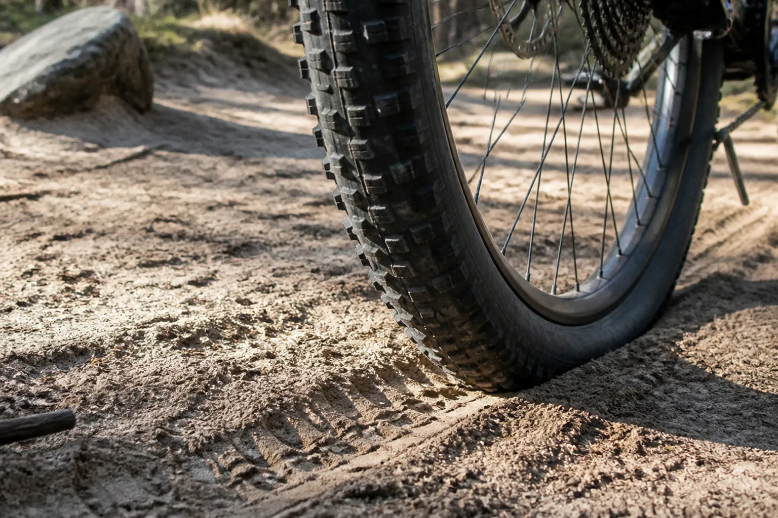 Pression des pneus VTT : le réglage idéal pour les sentiers